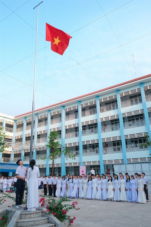 Lễ chào cờ vào kể chuyện Bác Hồ trường THPT Linh Trung